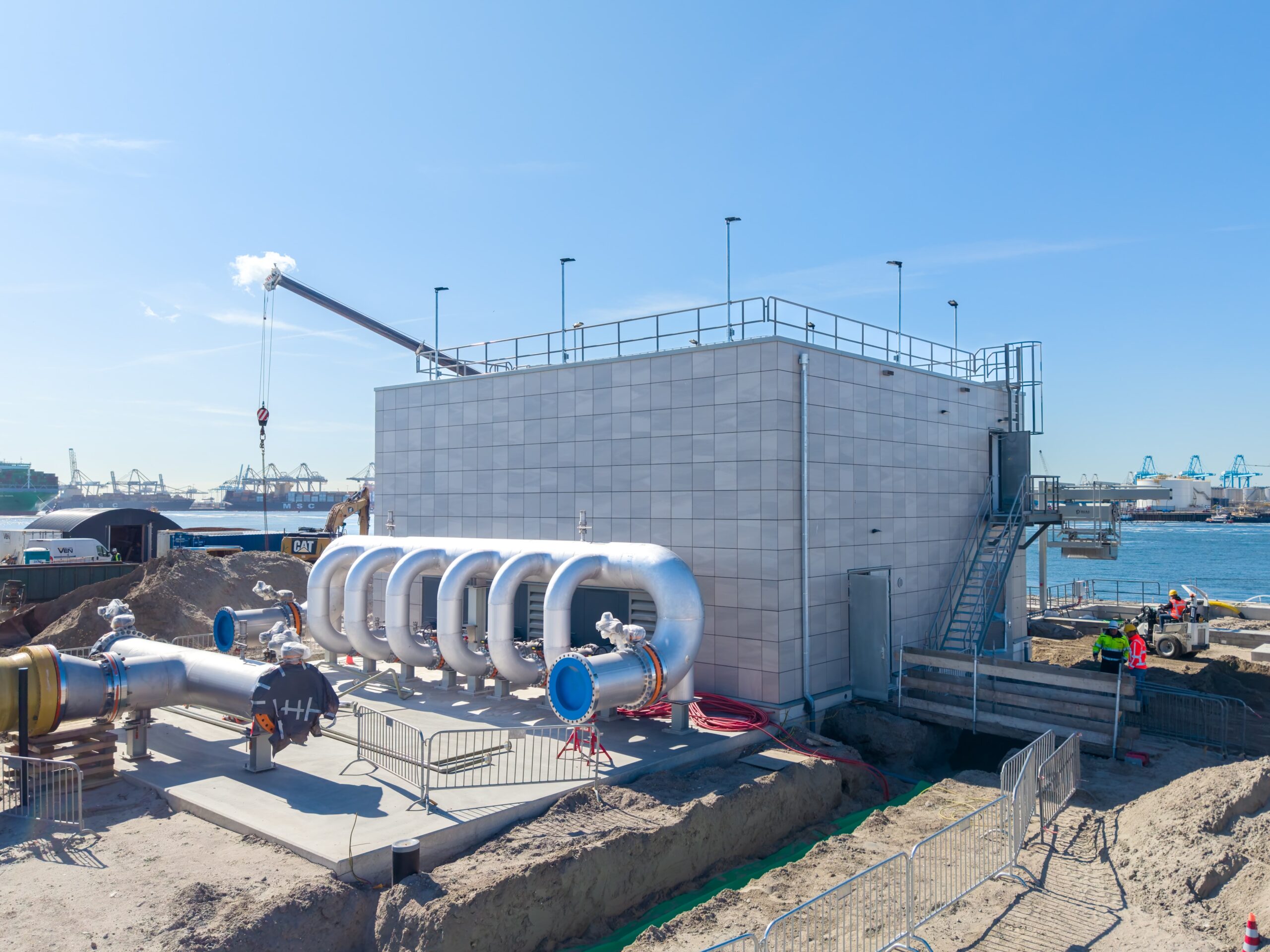 Het koelwaterpompgebouw in aanbouw