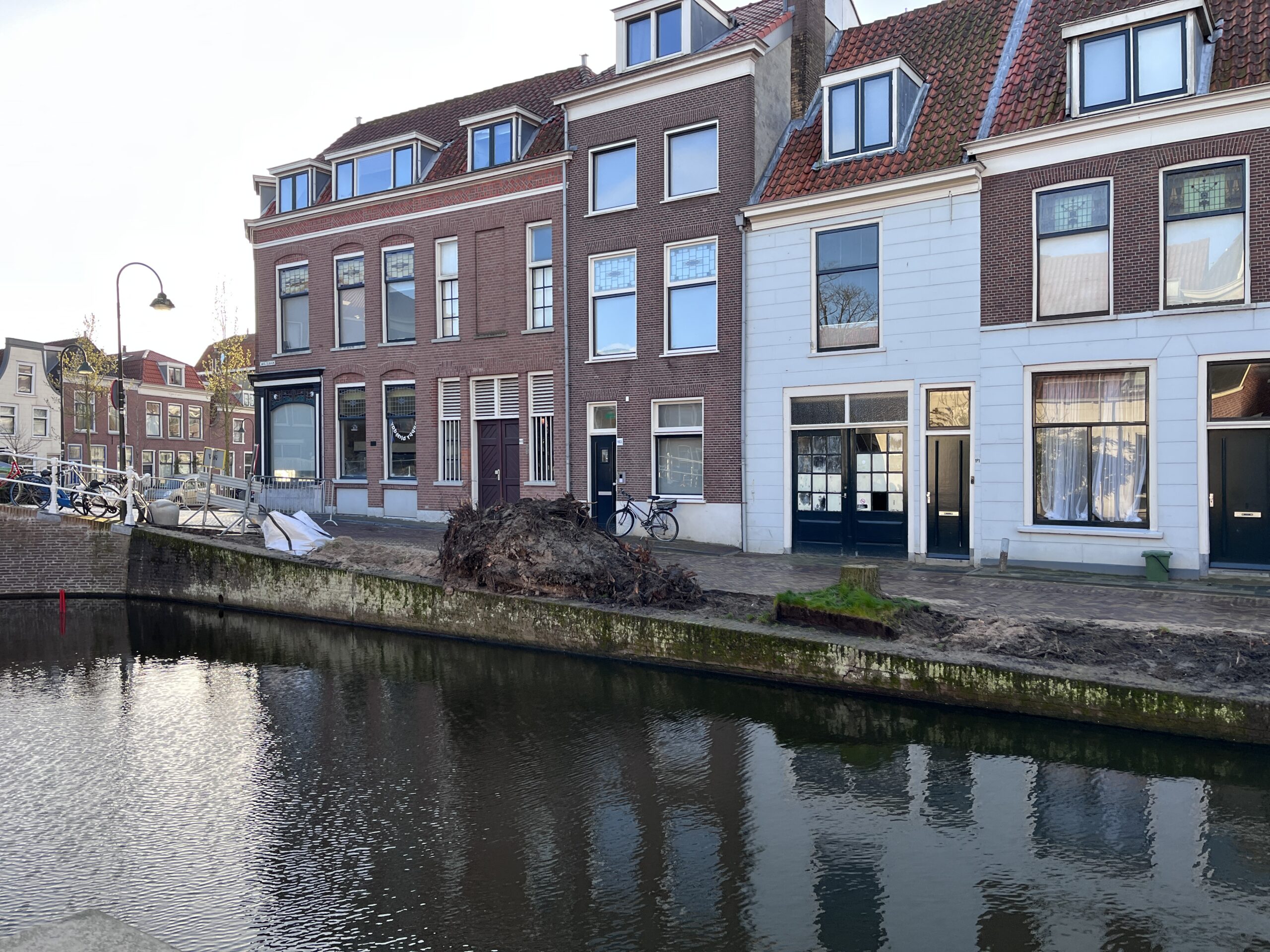 Kademuren aan de Molslaan in de binnenstad van Delft