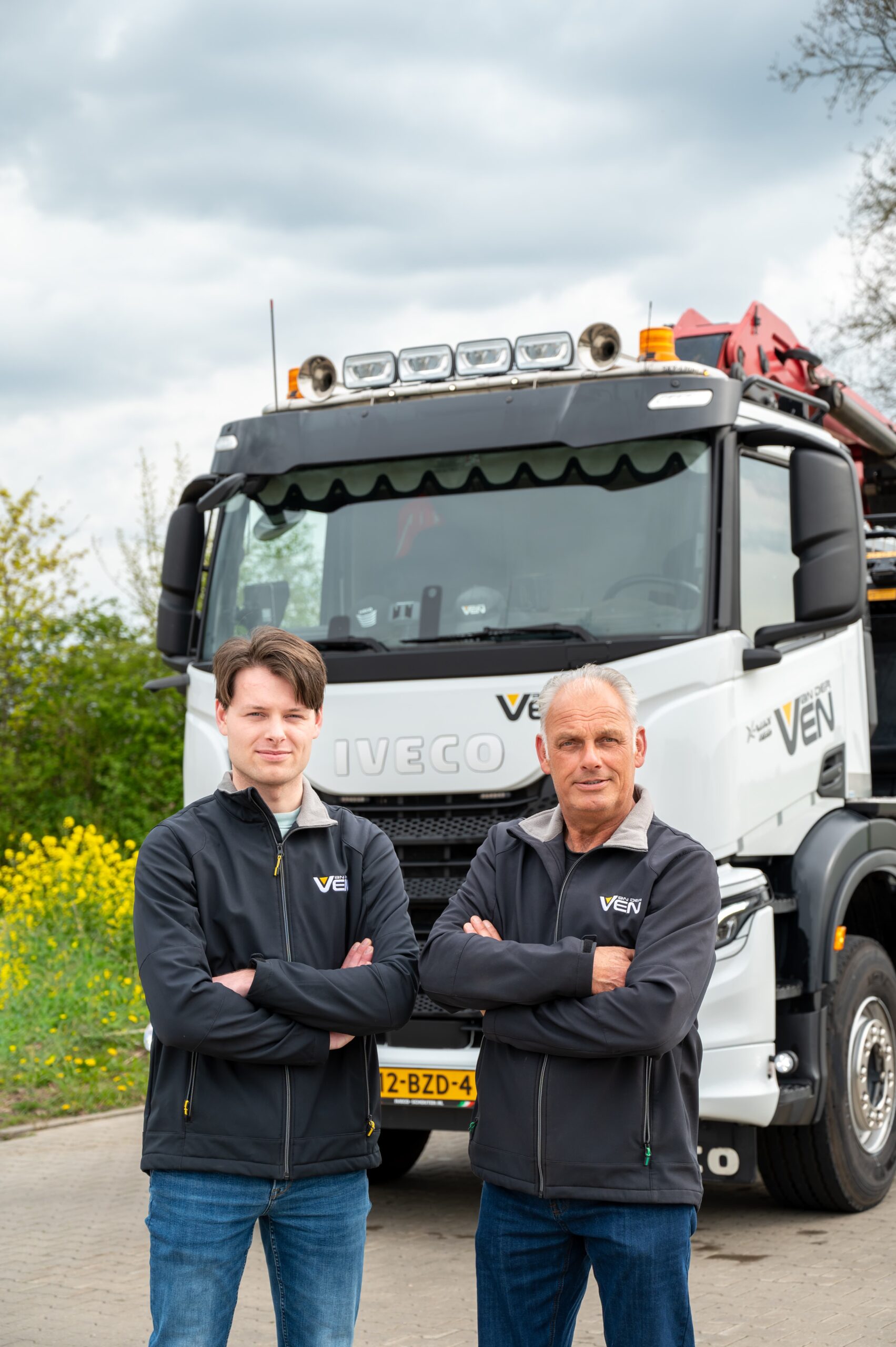 Portret van Hans en Jan van der Ven voor de vrachtwagens